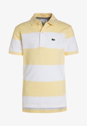 Polo a maniche corte con ampie strisce orizzontali gialle e bianche, colletto con bottoni e piccolo logo verde di coccodrillo sul petto.