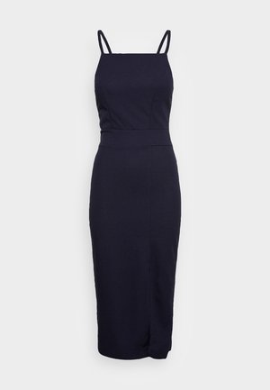 Robe midi noire sans manches avec fines bretelles, taille cintrée et une discrète fente avant à l'ourlet.