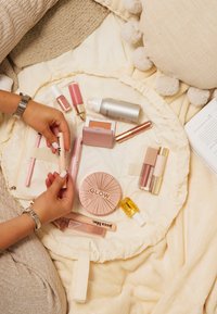 The Flat Lay Co. THE FLAT LAY CO. DRAWSTRING MAKEUP BAG - Neceser - vanilla parachute