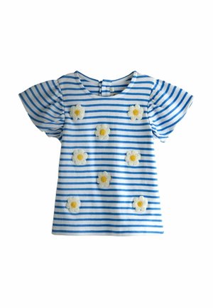 Modrý a biely pruhovaný top s krátkymi rukávmi a nafúknutými rukávmi, ozdobený siedmimi aplikáciami bielych a žltých margarétok na prednej strane.