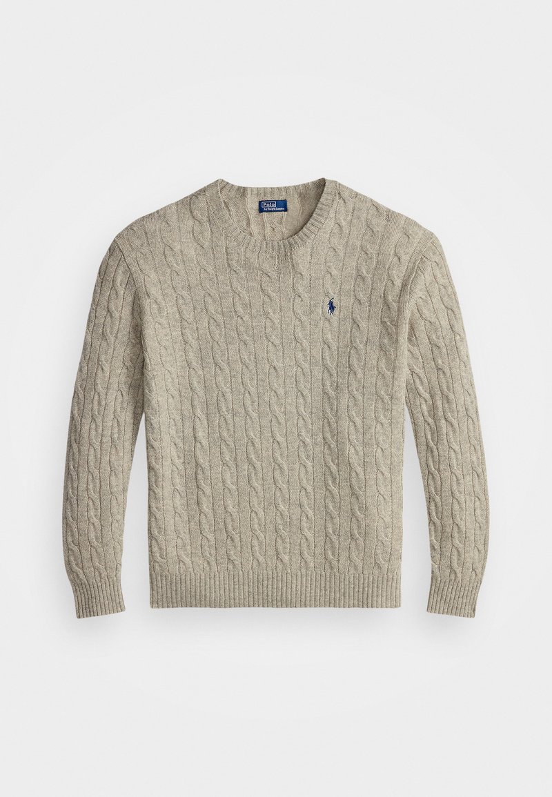 Leicht beiger, kabelgestrickter Pullover aus strukturierter Stoffqualität. Mit Rundhalsausschnitt und einem kleinen blauen Logo auf der linken Brust.