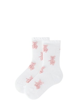 Chaussettes blanches mi- cheville avec un motif répété de chaussons de ballet roses brodés sur le tissu.