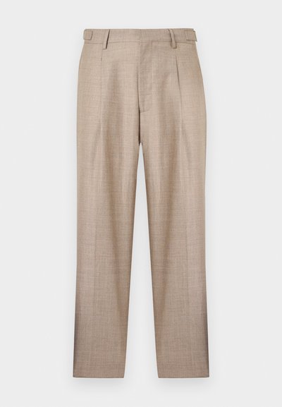 Μπεζ παντελόνια ραμμένα στο μέτρο με πιέτες εμπρός, θηλιές για ζώνη και ίσια γραμμή στο πόδι, παρουσιασμένα πάνω σε λευκό φόντο.