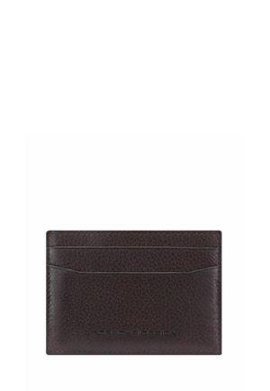 Porte-cartes en cuir marron foncé avec surface texturée, trois emplacements pour cartes et logo embossé "Porsche Design" en bas au centre.