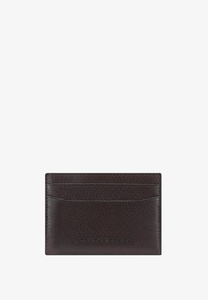 Porte-cartes en cuir marron foncé avec surface texturée, trois emplacements pour cartes et logo embossé "Porsche Design" en bas au centre.