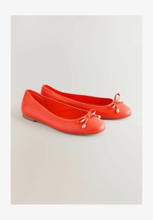 Koral-farbene Leder-Ballerinas mit runder Zehe, flachem Absatz und zwei kleinen Schleifen an der Vorderseite, die mit metallischen Akzenten verziert sind.