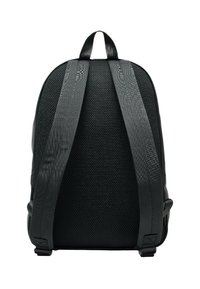 Mochila negra con una superficie texturizada, respaldo de malla y correas ajustables para mayor comodidad. Cuenta con un asa superior y un diseño aerodinámico.