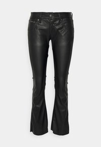 Czarne skórzane spodnie o dopasowanym kroju, z rozszerzającymi się nogawkami, pięcioma kieszeniami oraz zapięciem na guzik z przodu z akcentami w kolorze srebrnym.