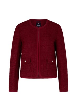 Czerwona, teksturowana kurtka z okrągłym dekoltem, przednim zamkiem błyskawicznym i dwoma naszywanymi kieszeniami, ozdobiona srebrnymi guzikami i dopasowanym krojem.