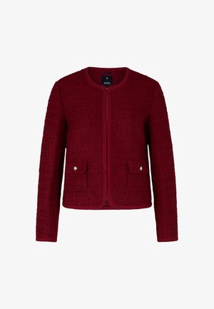 Czerwona, teksturowana kurtka z okrągłym dekoltem, przednim zamkiem błyskawicznym i dwoma naszywanymi kieszeniami, ozdobiona srebrnymi guzikami i dopasowanym krojem.