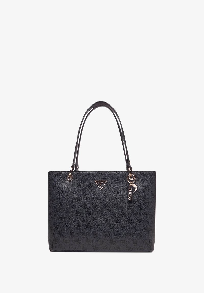 Zwarte synthetische tote bag met een gestructureerd oppervlak, goudkleurige hardware, dubbele handvaten en een afneembare logo charme.