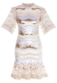 Robe à paillettes avec un motif en chevrons dans des teintes beige, or et lavande. Manches courtes avec bordure en dentelle et détail d'ourlet volé superposé.