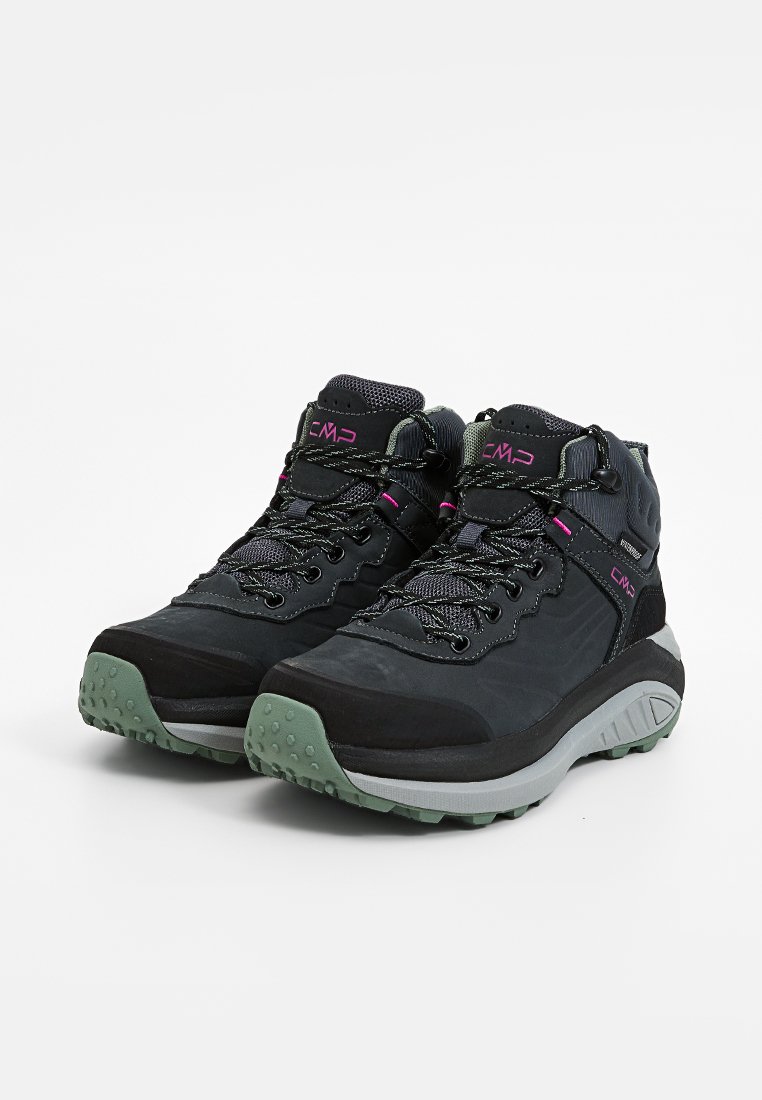 Bottes de randonnée noires avec des accents roses, dessus texturé, col rembourré, orteil renforcé et semelle en caoutchouc avec un motif à crampons pour une meilleure accroche.