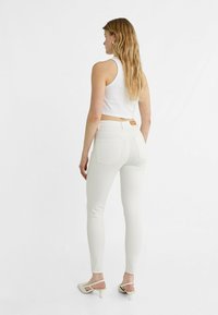 Stradivarius REGULAR WAIST - Uske traperice - white
