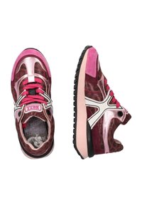 Sport sneakers met een roze en bruine dierenprint, gemaakt van mesh en suede materialen, met een zwarte rubberen zool en witte accenten aan de zijkanten.