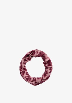 Ružový nekonečný šál z látky s tmavočerveným kvetinovým vzorom, usporiadaný do kruhu na bielom pozadí.