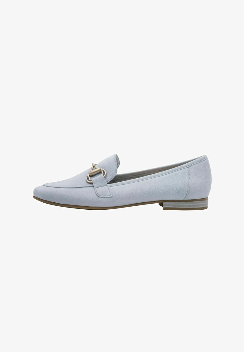 Mocassins en daim bleu clair avec une semelle plate, ornés d'un accent métallique décoratif et d'un design à bout arrondi. Texture lisse, coutures minimales.
