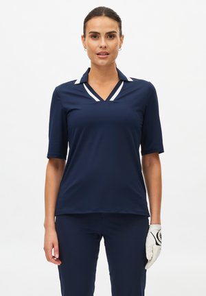 Marineblauw poloshirt met korte mouwen, V-halsontwerp en witte kraagaccenten. Gemaakt van gladde stof met een ontspannen pasvorm.