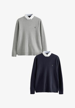 Kaks sviitrit: üks heleda halli ja teine tumeda mereväe sinise värviga. Mõlemal on ribatekstuur, ümar kaelus ja valge krae all särgi all. Esiküljel on ikoon.