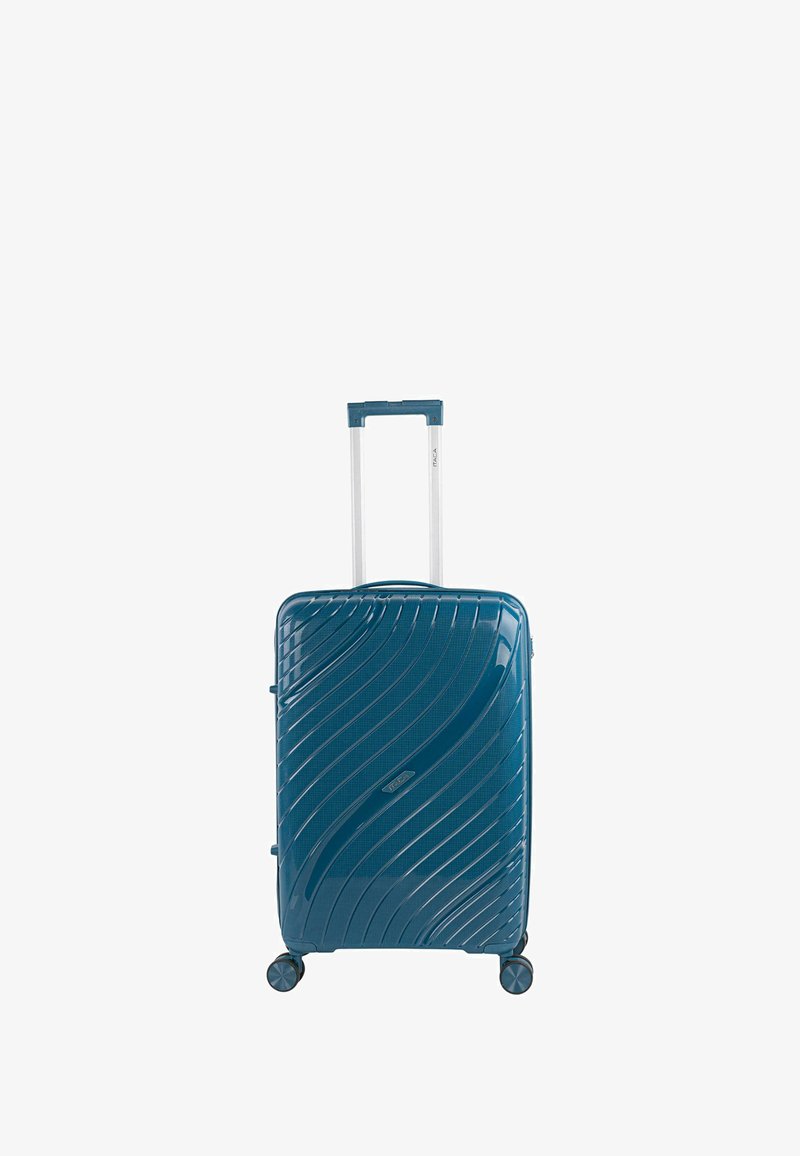 Maleta rígida en color azul verdoso con textura ondulada, asa telescópica plateada y cuatro ruedas para facilitar la movilidad. Cierre de cremallera y detalle del logo visibles.