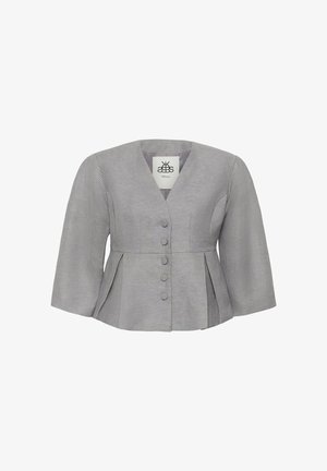 Szürke, texturált női blézer V-nyakkal, öt elülső gombbal, 3/4-es ujjal és pliszírozott részletekkel a deréknál.