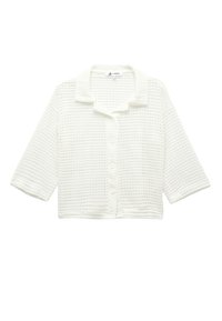 Camisa blanca recortada de botones con un patrón texturizado en forma de waffle, mangas cortas y un cuello suave.