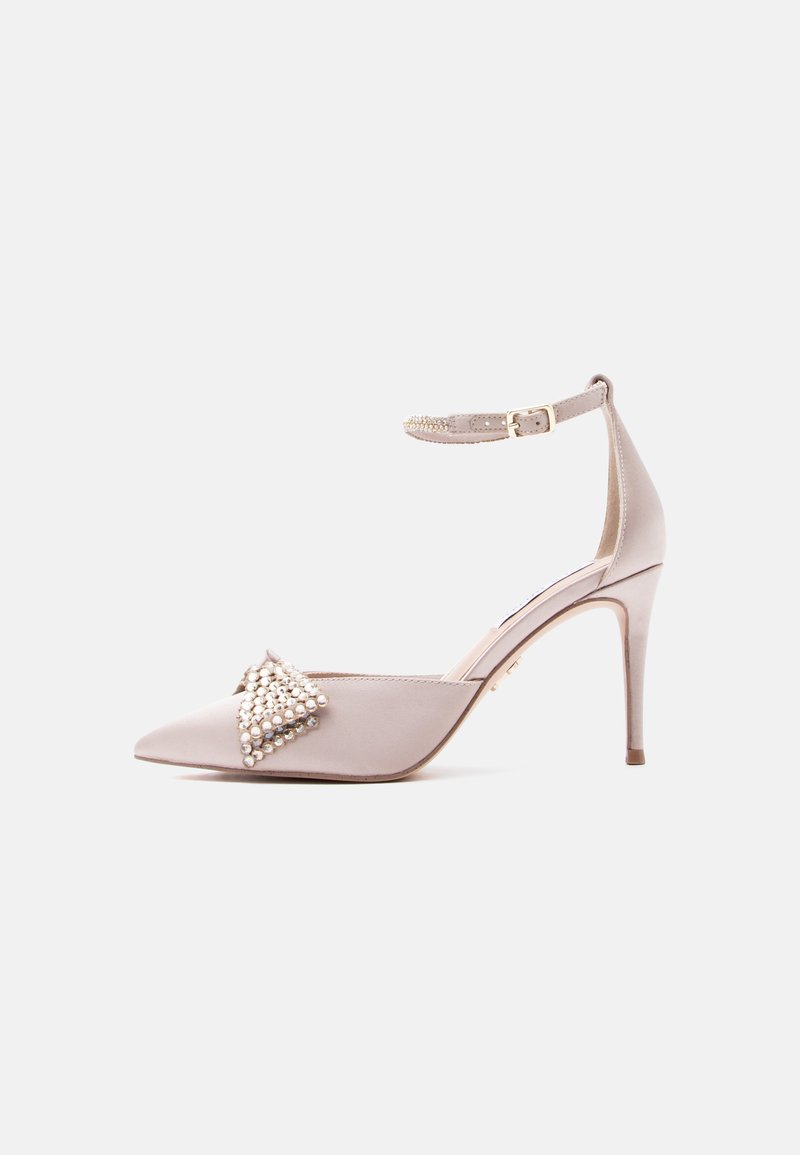 Chaussure à talon aiguille rose pâle avec bride de cheville réglable, ornée d'un nœud décoratif avec des accents de perles et un bout pointu.