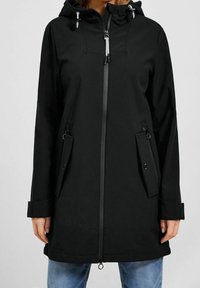 Černá bunda s kapucí na zip vpředu, bočními kapsami a nastavitelnými šňůrkami. Vyrobena z hladkého, voděodolného materiálu.