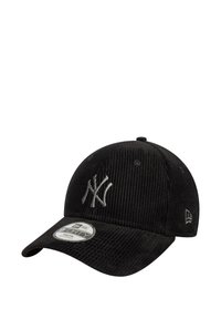 Melnas korduroja beisbola cepures ar izliekto uzgali, kurai priekšā ir sudraba izšūta "NY" logo un apļa birka.