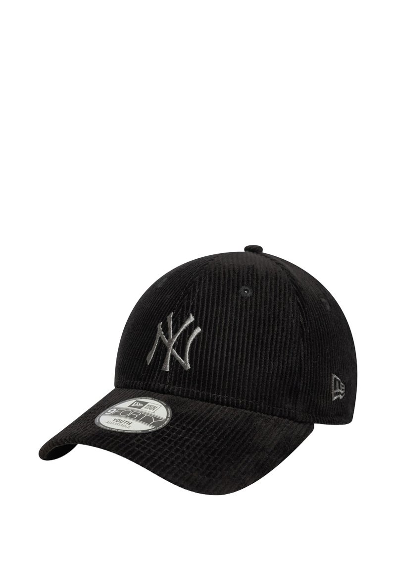 Melnas korduroja beisbola cepures ar izliekto uzgali, kurai priekšā ir sudraba izšūta "NY" logo un apļa birka.