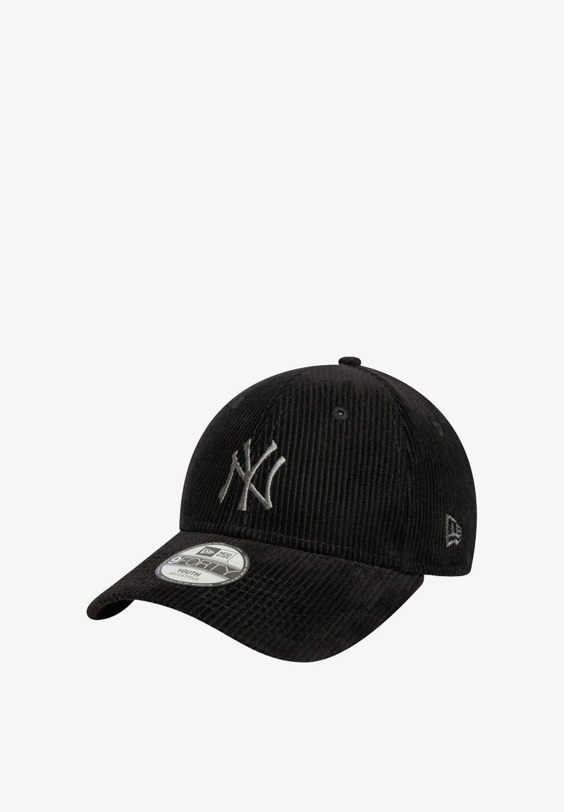 Schwarze Cordura-Baseballkappe mit gebogenem Schirm, ausgestattet mit einem silbernen gestickten "NY"-Logo und einem runden Etikett auf der Vorderseite.