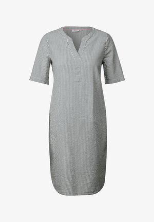 Pruhované šaty s krátkým rukávem v šedé a bílé barvě, mají výstřih do V, rovný střih a jemnou texturu látky. Střední délka s decentními detaily.