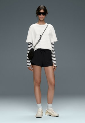 OYSHO, 2-IN-1 LIGHT TOUCH SHORTS - Short - black