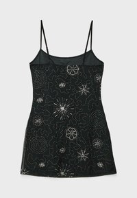 Abito nero con spalline sottili, caratterizzato da intricati motivi di perline argentate a forma di stelle e vortici, realizzato in un materiale leggero.