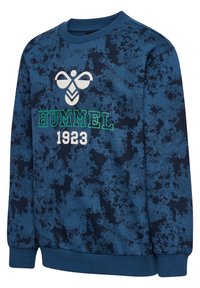 Blauwe sweatshirt met een gestructureerd patroon, ronde hals en geribde manchetten. Bevat het "HUMMEL" logo en het jaar "1923" in wit en groen.