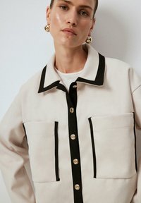 Touché Privé GOLD BUTTONED - Overgangsjakke - cream