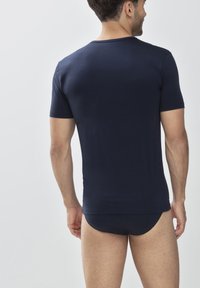 Navy blue short-sleeve t-shirt made of cotton blend, featuring a round neck and fitted design, shown from the back.