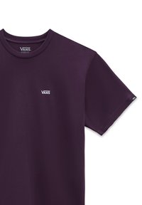 Vans klasické tričko v tmavě fialové barvě z bavlny. Obsahuje bílé logo na hrudi a malou nášivku na levém rukávu. Krátké rukávy.