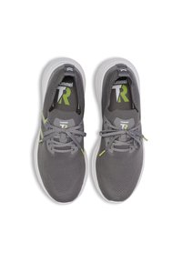 Grijze sportschoenen met een ademend mesh bovenwerk, reflecterende accenten en een witte dempingzool. Voorzien van veters en een logo op de tong.
