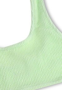 Top bikini imbottito in tessuto testurizzato verde chiaro con design a coste, dotato di spalline larghe e una finitura liscia e leggermente lucida.