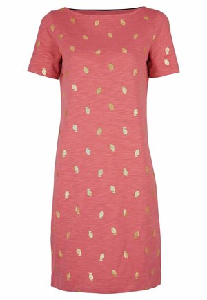 Korallysrosa kortærmet kjole med lige snit, dekoreret med spredte mønstre af metalliske guldløv.
