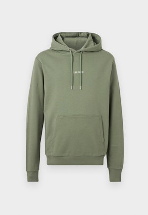 Sweat à capuche vert olive avec poche ventrale, capuche à cordon, poignets côtelés, et petit texte blanc « LES DEUX » centré sur la poitrine.