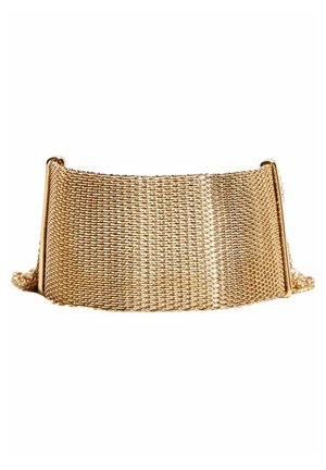 Large bracelet chaîne en maille dorée avec un design courbé et des connecteurs lisses à chaque extrémité.