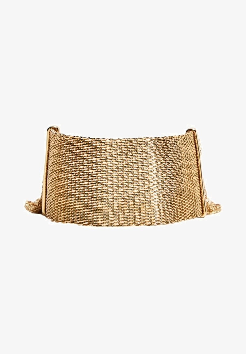 Large bracelet chaîne en maille dorée avec un design courbé et des connecteurs lisses à chaque extrémité.