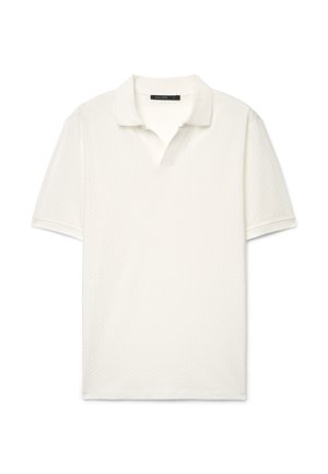 Weißes Polohemd mit kurzen Ärmeln, geöffnetem V-Ausschnitt, strukturierter Stoff und einem schwarzen Etikett mit der Aufschrift "Calliope" auf der Innenseite des Kragens.