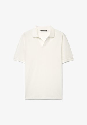 Weißes Polohemd mit kurzen Ärmeln, geöffnetem V-Ausschnitt, strukturierter Stoff und einem schwarzen Etikett mit der Aufschrift "Calliope" auf der Innenseite des Kragens.