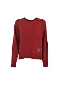 Maglione rosso a maglia con scollo rotondo, polsi e orlo a coste, e un logo a forma di cuore sul lato sinistro. Texture morbida, design casual.