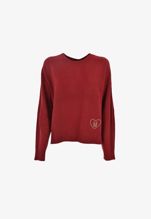 Maglione rosso a maglia con scollo rotondo, polsi e orlo a coste, e un logo a forma di cuore sul lato sinistro. Texture morbida, design casual.