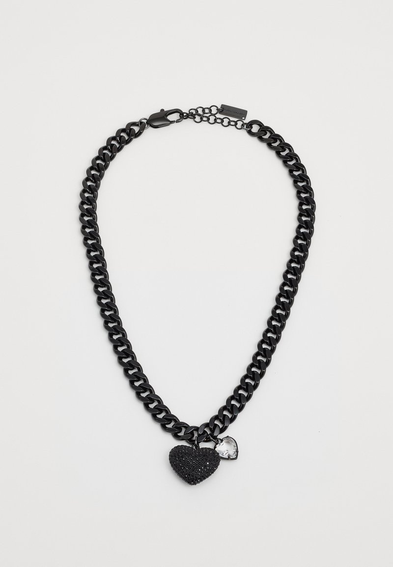 Schwarzes Kettenhalsband mit einem strukturierten schwarzen Herzanhänger und einem kleinen silbernen Herzanhänger. Dicke Glieder, glänzende Oberfläche, sicherer Verschluss.