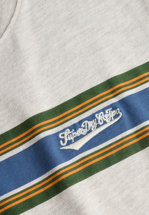 Tissu gris clair avec des rayures horizontales vertes, orange et bleues avec le texte brodé blanc "SuperDry & Sons".